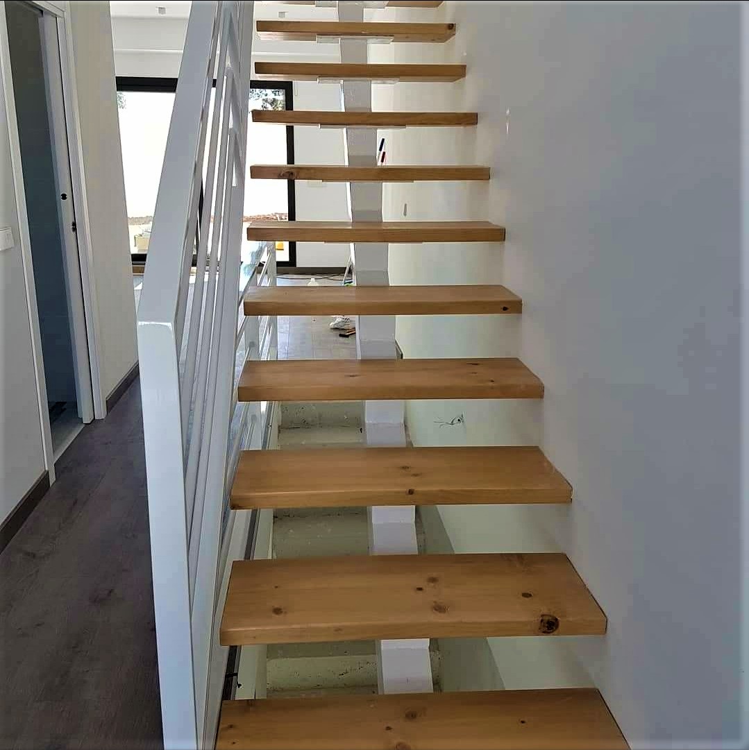 Escalera de madrea con barandilla